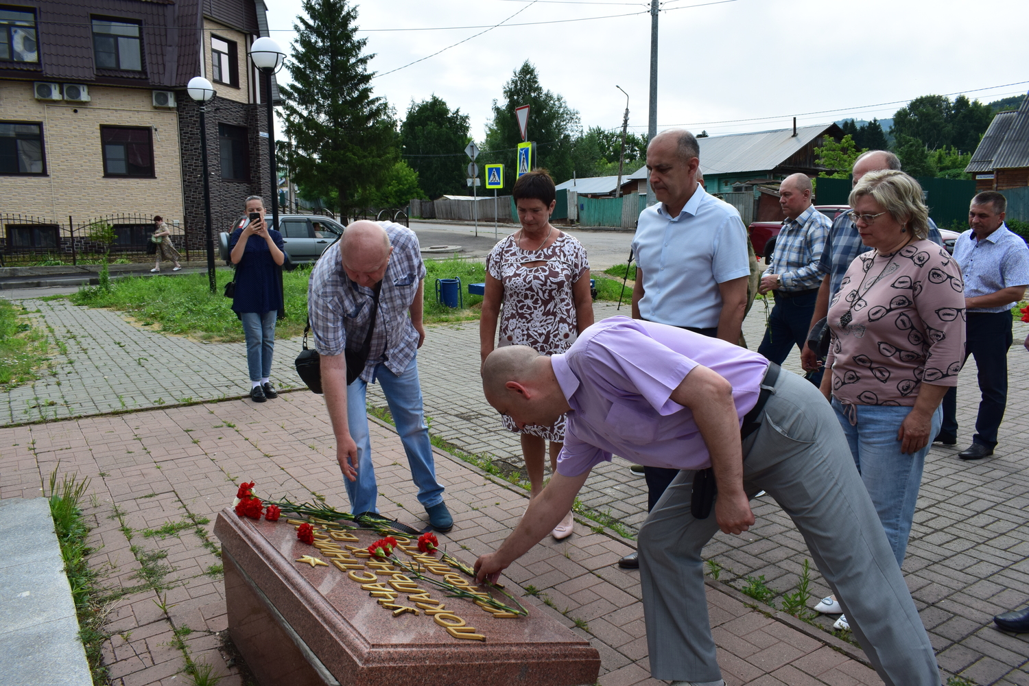 В День ветеранов боевых действий в Белокурихе возложили цветы к памятнику.