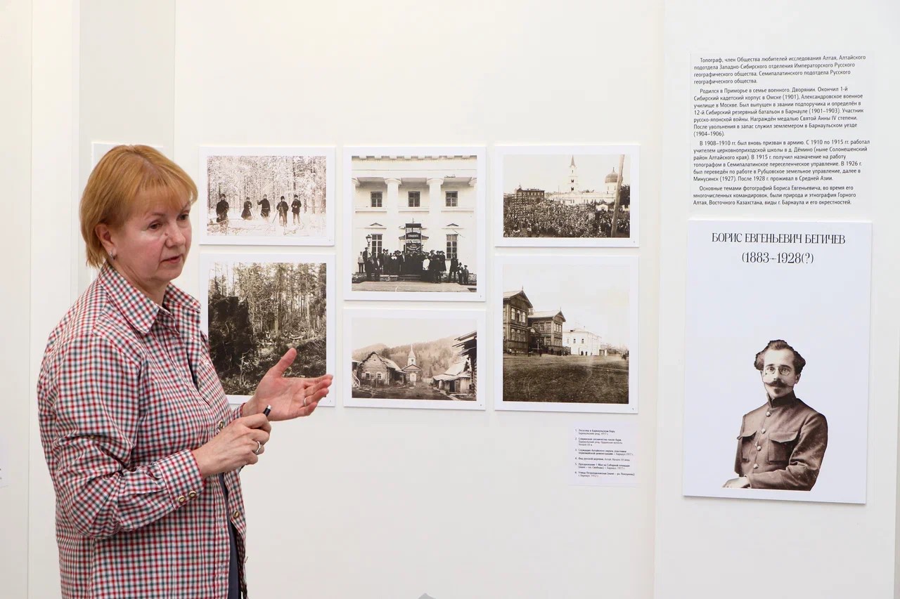 Посетили выставку исторических фотографий.