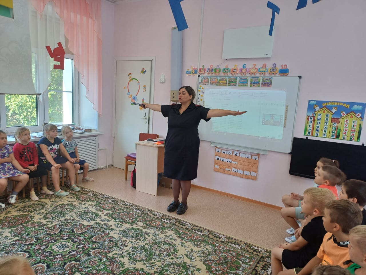 Сотрудники Госавтоинспекции провели для воспитанников детского осада «Рябинка» профилактическое мероприятие «По пути с безопасностью-по пути с ПДД».