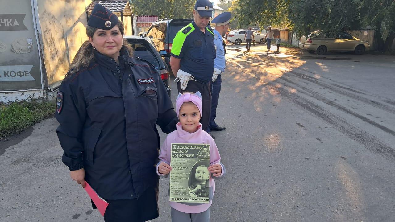 Сотрудники Госавтоинспекции г. Белокуриха совместно с родителями детского сада «Аленушка» провели рейд по соблюдению правил перевозки детей.