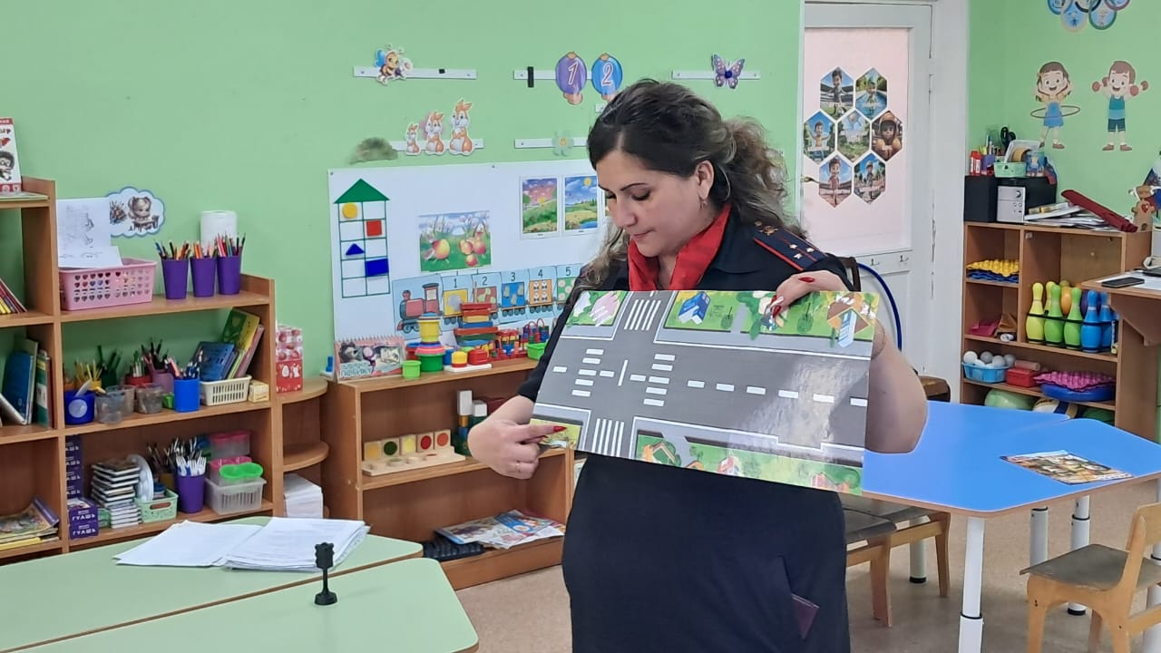 Сотрудники белокурихинской Госавтоинспекции провели мероприятие в детском саде «Аленушка» г. Белокуриха.