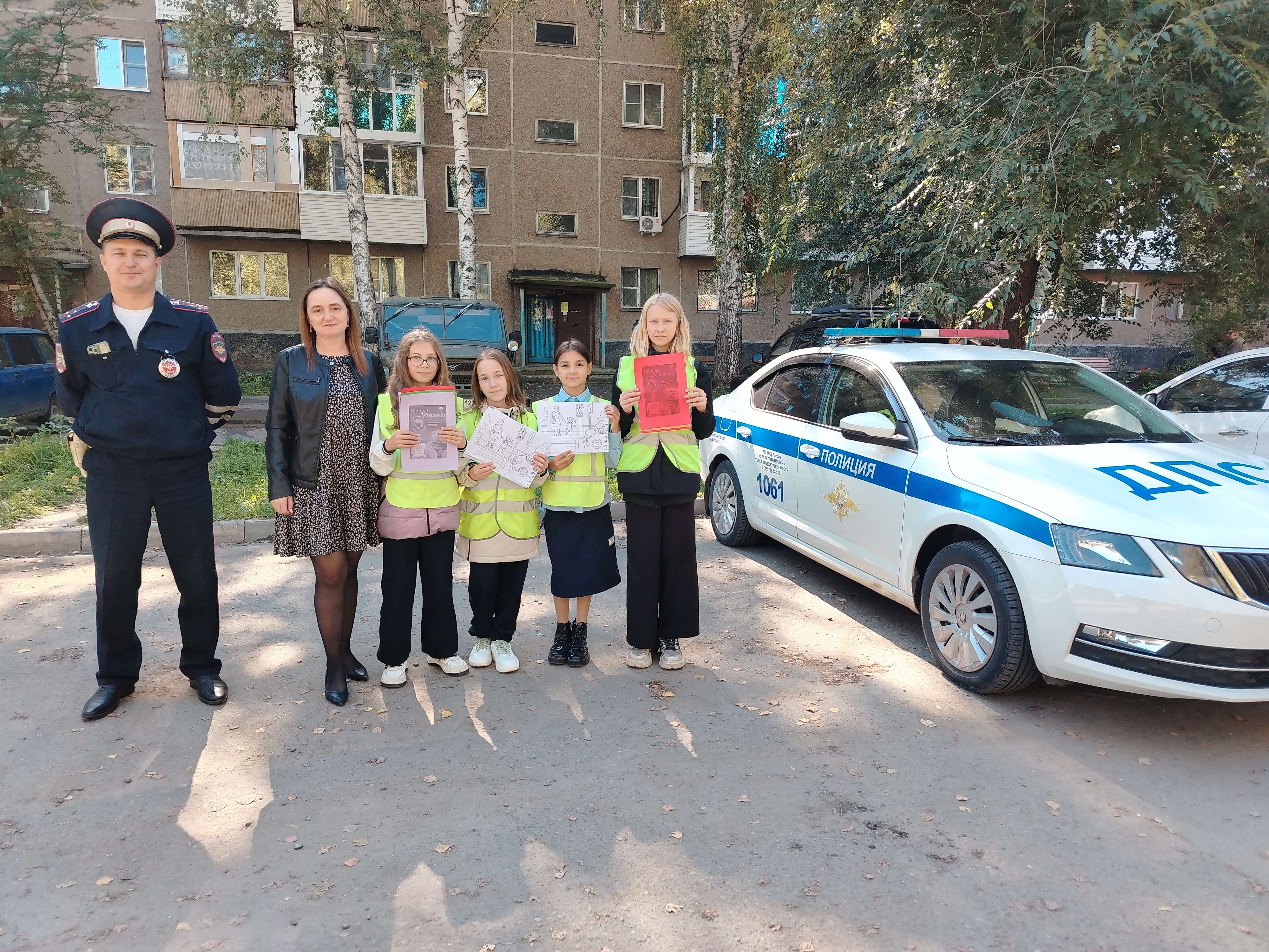Сотрудники белокурихинской Госавтоинспекции провели акцию «Родительский патруль около школы №2».