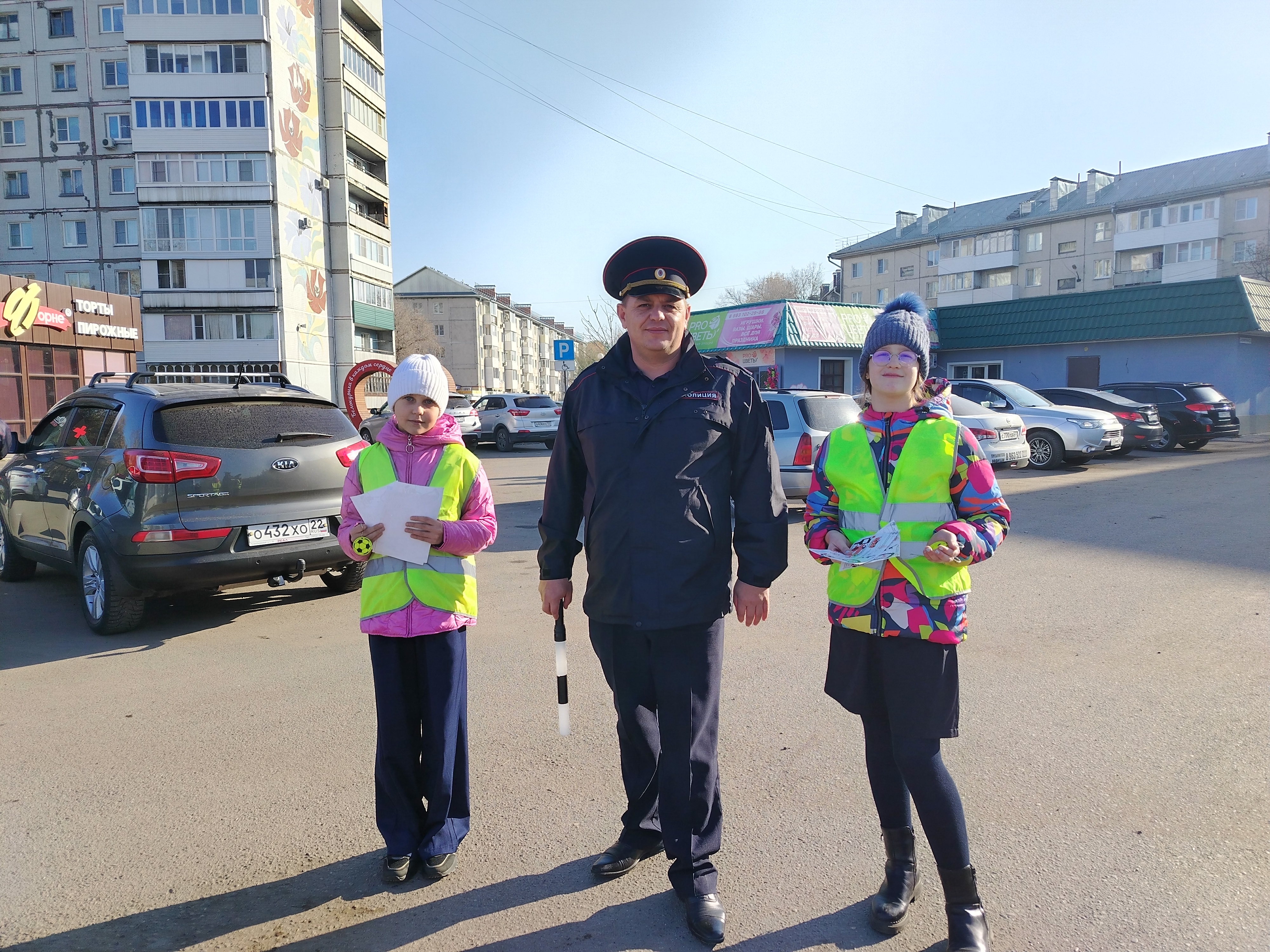 Сотрудники белокурихинской Госавтоинспекции и ЮИД поздравили водителей с предстоящим праздником «Днем автомобилиста».