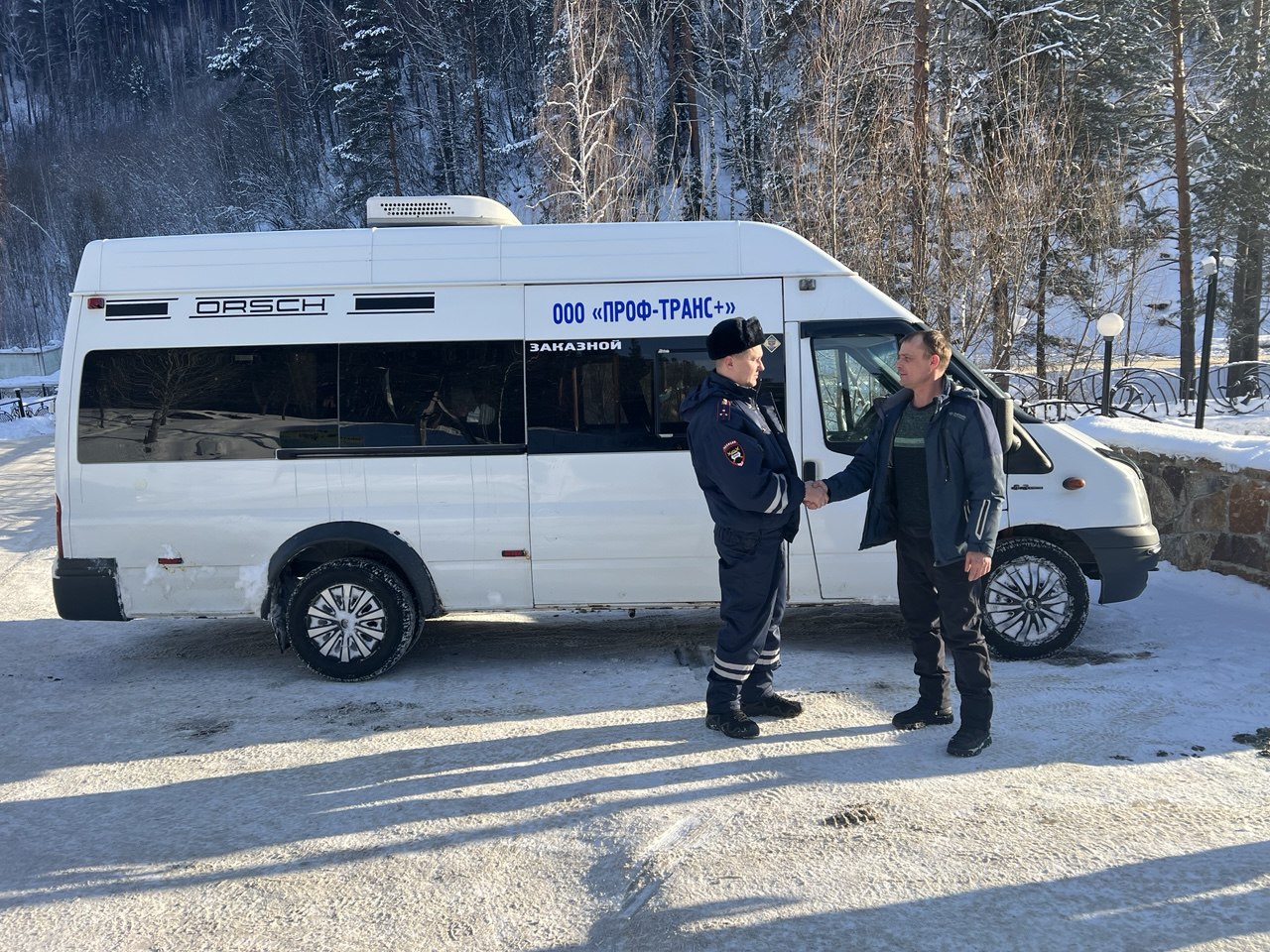 Сотрудники белокурихинской Госавтоинспекции оказали помощь водителю автобуса с  туристами.