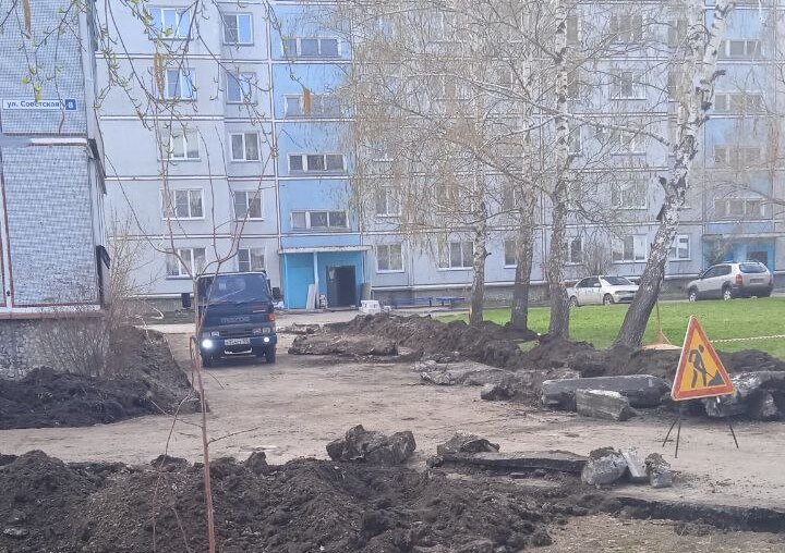 Начались работу по благоустройству двора по ул. Советской, 8. Начались работу по благоустройству двора по ул. Советской, 8.