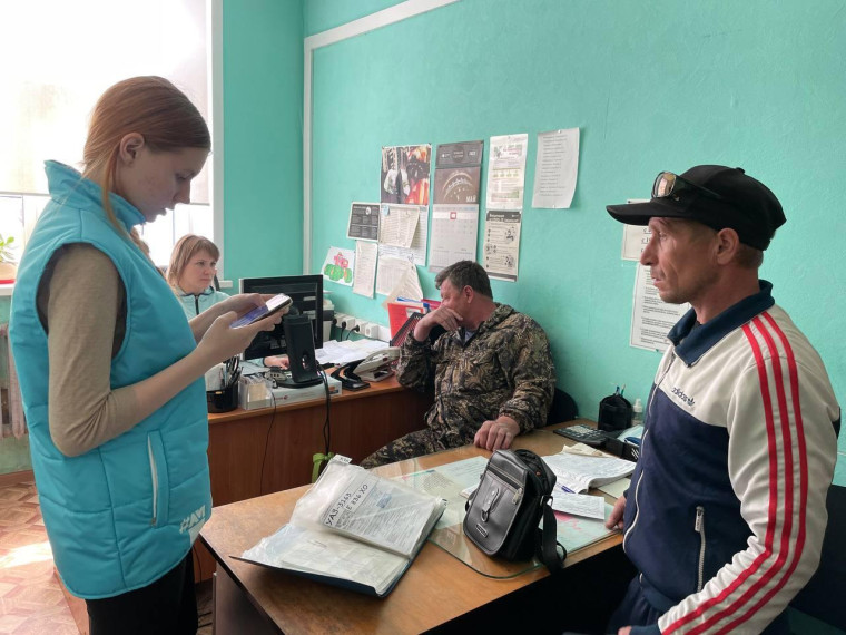 Волонтеры благоустройства в Белокурихе активно помогают жителям. Волонтеры благоустройства в Белокурихе активно помогают жителям.