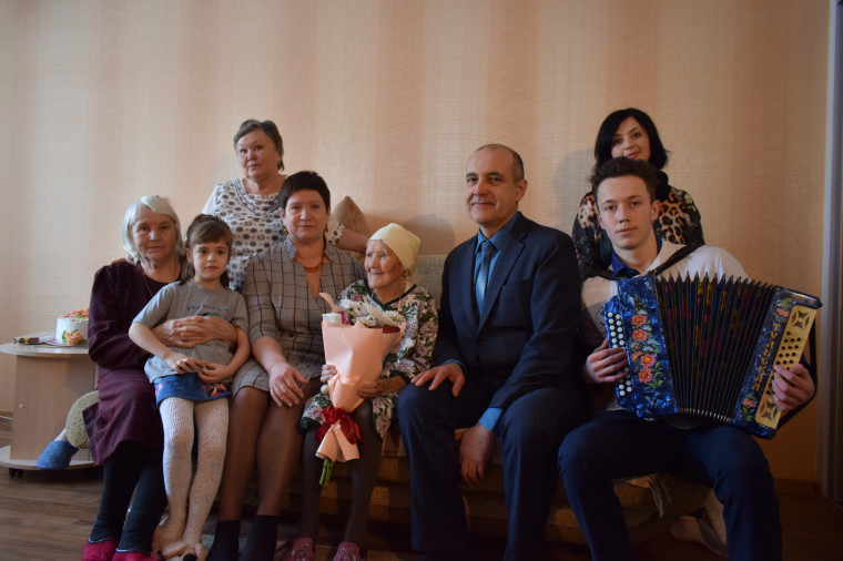 Поздравили старейшую жительницу города. Поздравили старейшую жительницу города.