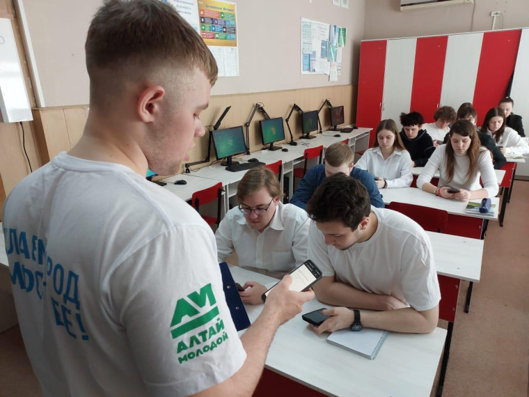 Волонтеры благоустройства помогают жителям Белокурихи проголосовать за объекты благоустройства. Волонтеры благоустройства помогают жителям Белокурихи проголосовать за объекты благоустройства.